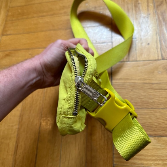 Lululemon Everywhere Beltbag - Picture 4 of 8